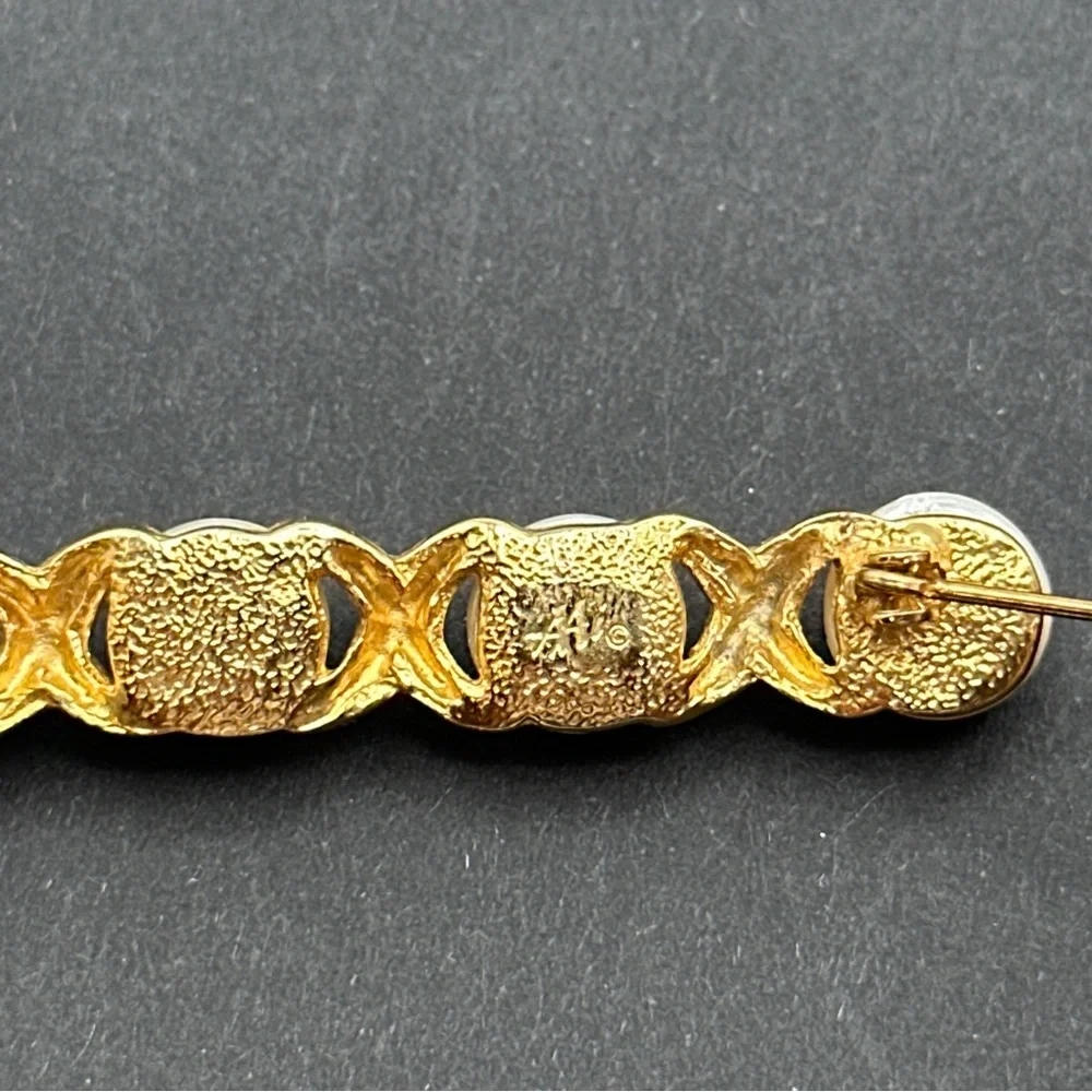 Vintage‎ AAI pearl brooch